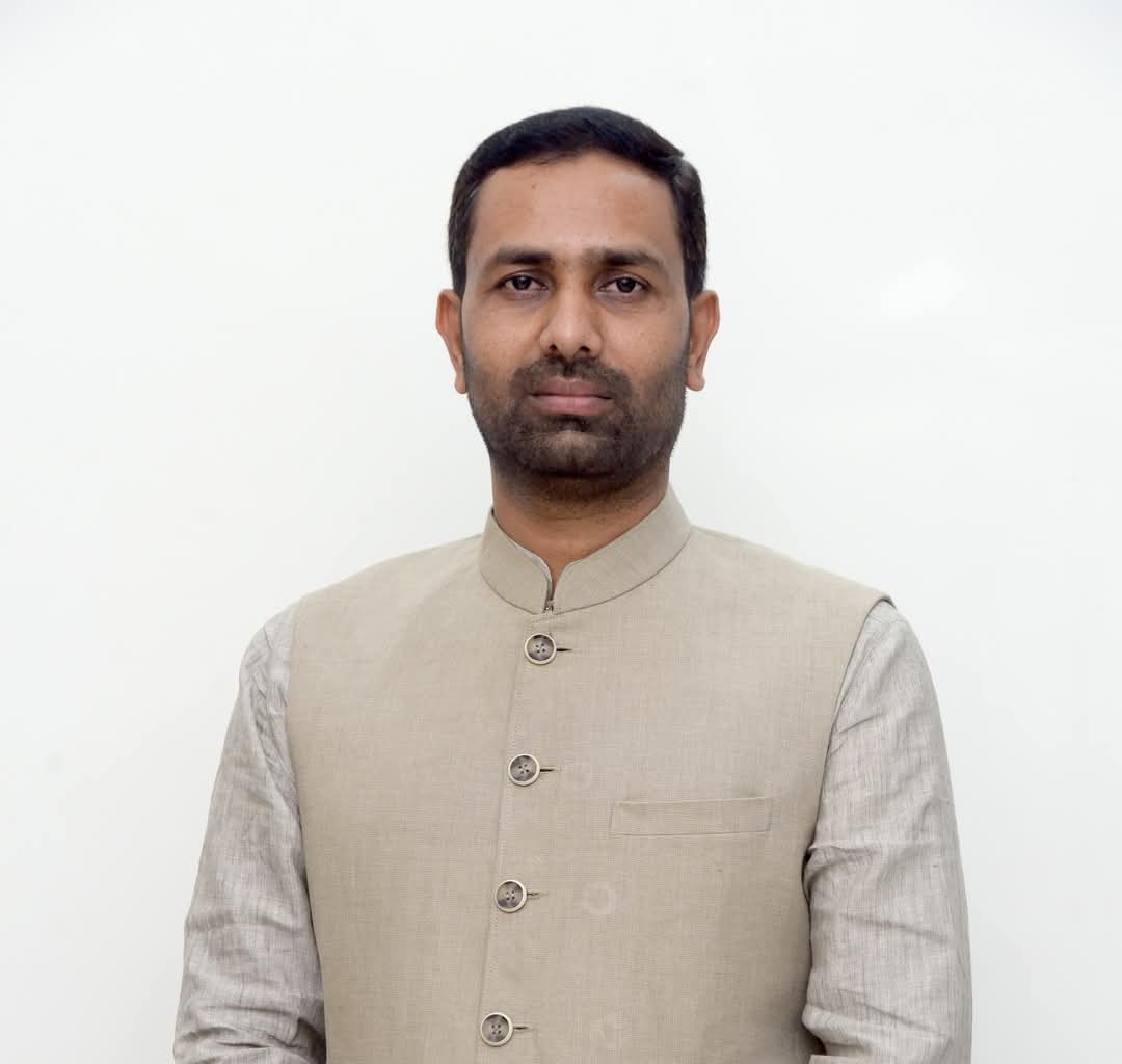 news_jks's tweet image. અમરેલી શહેરમાંથી પસાર થતા “વિકાસ પથ” પર જેટકો ઓફિસથી અમરેલી બાયપાસ સુધી (૫૦૦ મીટર)ના માર્ગ પર સી.સી. રોડ અને પેવર બ્લોકની કામગીરી માટે રૂ. ૨ કરોડના કામને મંજૂરી અપાવતા અમરેલીના ધારાસભ્ય અને નાયબ મુખ્ય દંડક કૌશિક વેકરિયા.

#Amreli #VikasPath #RoadWork #KaushikVekariya