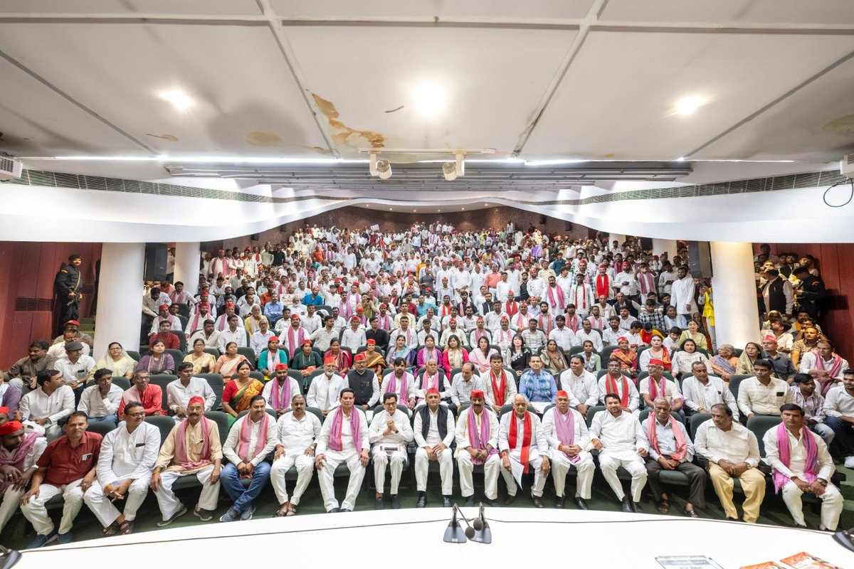 कल लखनऊ में प्रजापति समाज की PDA पंचायत हुई. 

श्री अखिलेश यादव जी ने कहा कि #प्रजापति समाज में जो नया जोश और ऊर्जा दिख रही है, उससे भरोसा है कि 2027 में पीडीए सरकार बनेगी। सामाजिक न्याय का रास्ता प्रशस्त होगा।

भाजपा ने #प्रजापति समाज के साथ अन्याय किया है।

<a href="/yadavakhilesh/">Akhilesh Yadav</a>