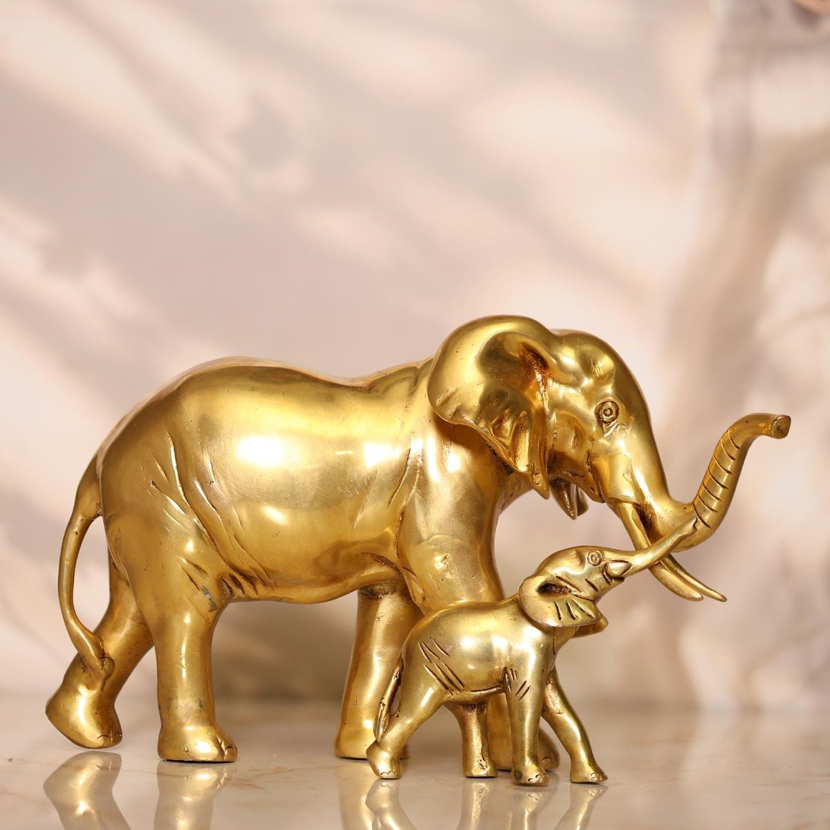 Subhendu8457's tweet photo. Symbol of Strength, Wisdom &amp; Nurturing Love 🐘✨
6.7" Brass Elephant Mother &amp; Baby Statue – Handcrafted in brass, perfect for adding positivity, prosperity, and elegance to your home or office décor. 🌸

#BrassDecor #ElephantStatue #Devsabha #Strength #Prosperity #HomeDecor https://t.co/DBUFFInyDi