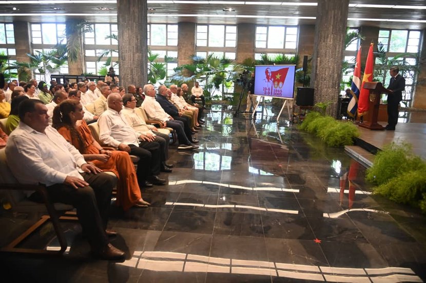Este lunes en la tarde tuvo lugar, con la presencia del  Presidente de #Cuba 🇨🇺, <a href="/DiazCanelB/">Miguel Díaz-Canel Bermúdez</a>, el acto por el aniversario 80 de la Revolución de Agosto y Día Nacional de la República Socialista de #Vietnam 🇻🇳.

🔗cubaminrex.cu/es/cuba-celebr…