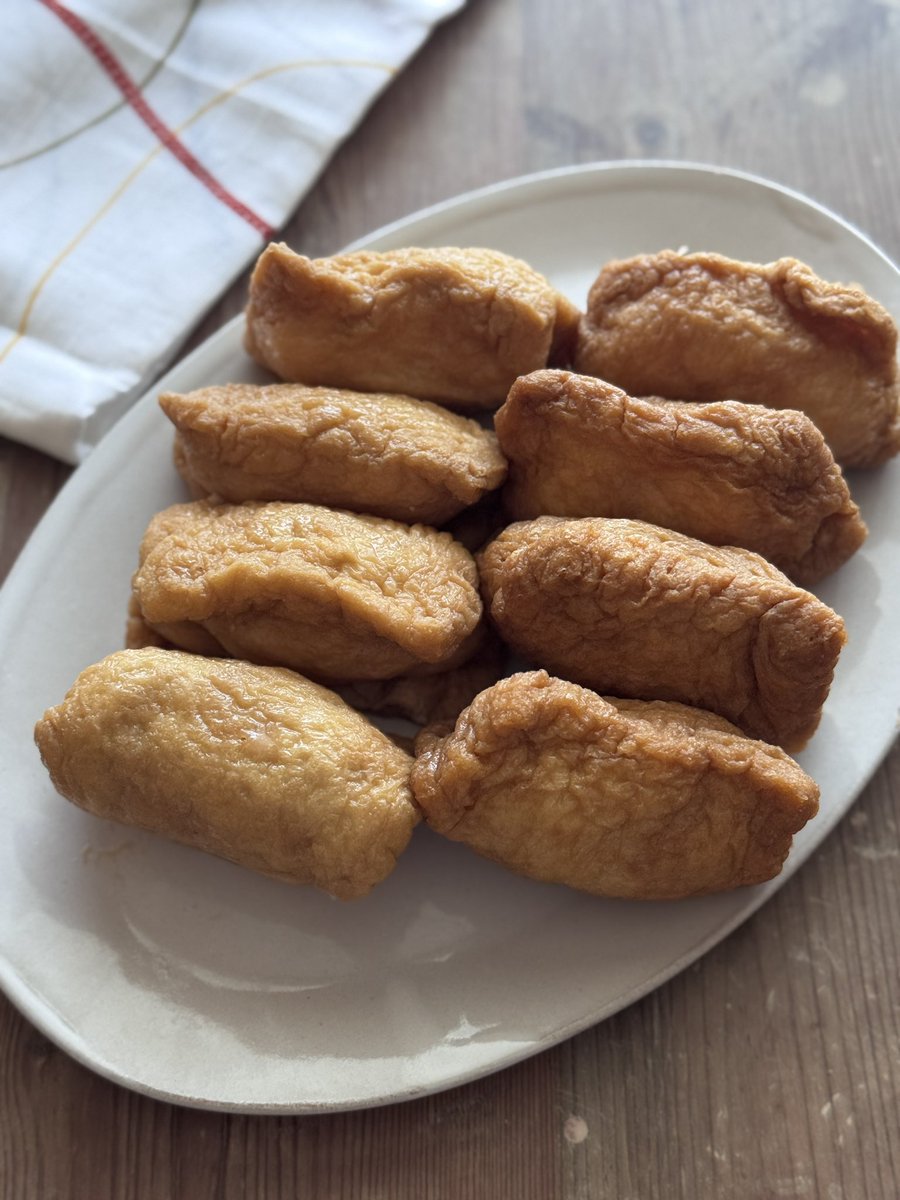 chia_kitkat's tweet photo. いなり寿司好きです。自分で味を調整できるのも良い。
ご飯はほんの少し。ほぼお揚げさん。
上方（淡口）醤油と関東醤油（濃口）
の2種類食べ比べ。
醤油の歴史からこんな美味しい食べ物に🤎🖤
醤油って全部同じじゃないんです。
#しょうゆ応援隊 #職人醤油
#調味料 https://t.co/CSDDkPQiBh