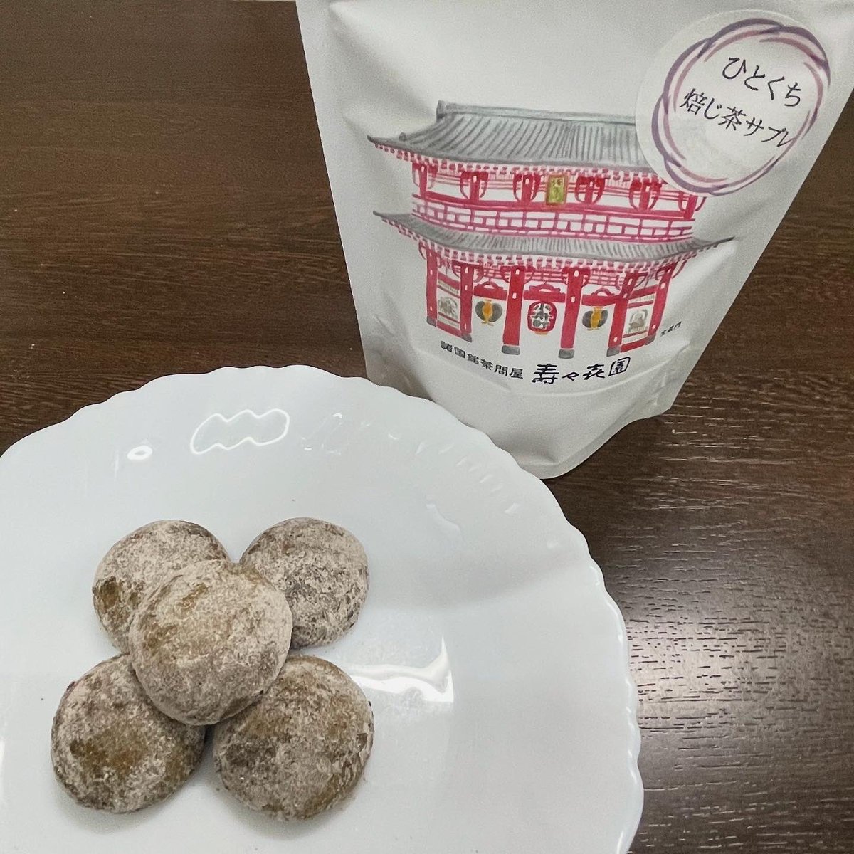 Tokyotocha's tweet photo. 壽々喜園オリジナルお菓子「ひとくちサブレ」のご紹介です！
味は抹茶と焙じ茶の2種類があり、サクッという食感とそれぞれのお茶の旨みが口いっぱいに広がるお菓子となっております！
お店に足を運ばれた際は是非お買い求めください！

壽々喜園 https://t.co/CuQhDPj5vp