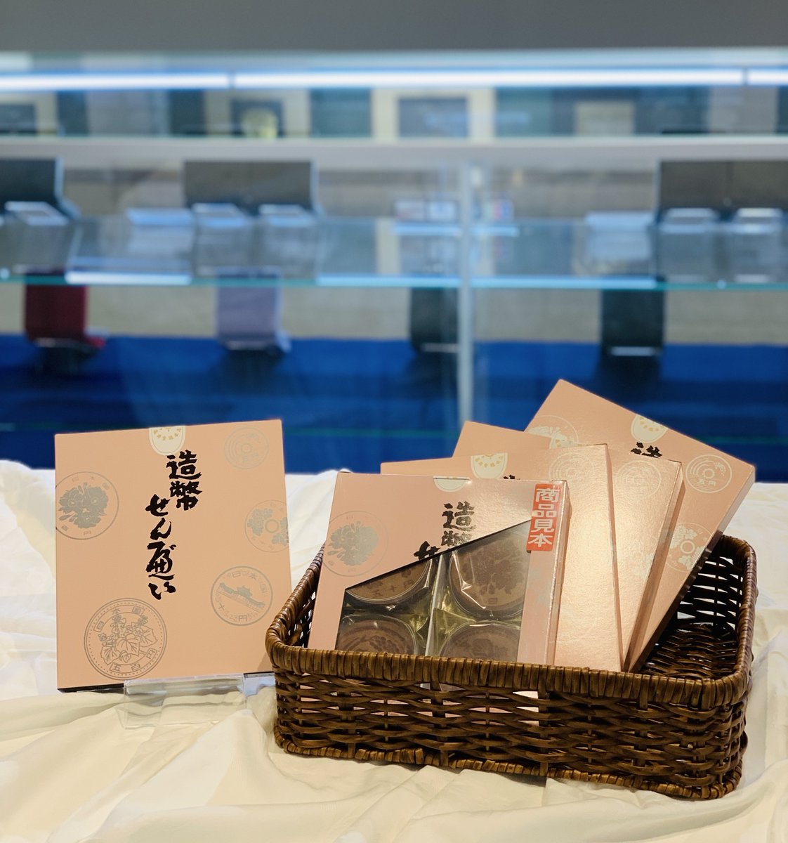 jpmint_shop's tweet image. 【商品情報】造幣局ミントショップで【造幣せんべい】が販売中です。皆様に愛されて65年、サクサクとした食感と上品な甘さ が特徴の瓦せんべいとなっております。  お近くにお越しの際は是非お立ち寄りください。  #造幣局 #japanmint #ミントショップ #mintshop #造幣せんべい #ミュージアムショップ