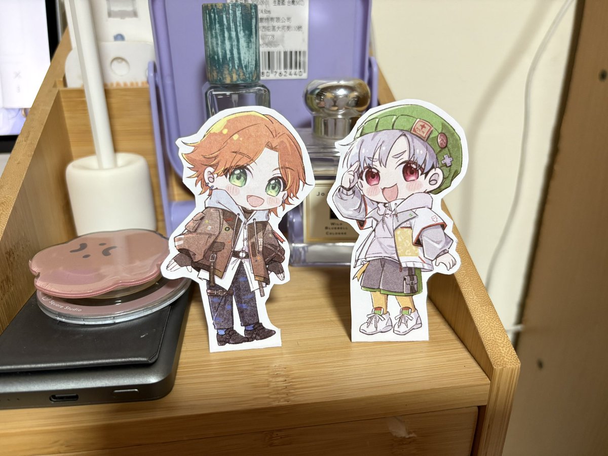 最近開始看阿萬的直播 大家都好可愛（努力補影片
已經很久沒畫圖，手癢畫了一下🥹
跑去7-11印出來手工立牌🤣🤣 
週末帶出門一起出遊💕💕😎
#厭世阿萬 #阿萬人迷