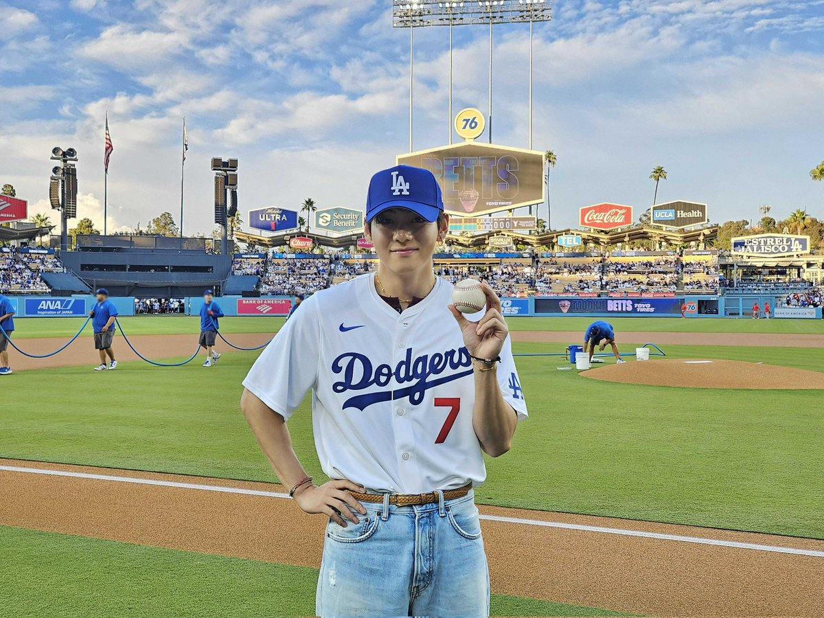 Kim Taehyung, V de BTS, en el partido de los Dodgers
