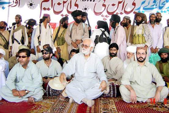 زورآور ہیں مجھے مار سکتے ہیں، بہت زیادہ تباہی مچا سکتے ہیں مگر ہم بھی اپنے دفاع میں دو چار قطرے خون ان کا بھی بہا سکتے ہیں۔
شہید وطن نواب اکبر خان بگٹی 
#ShaheedNawabAkbarKhanBugti