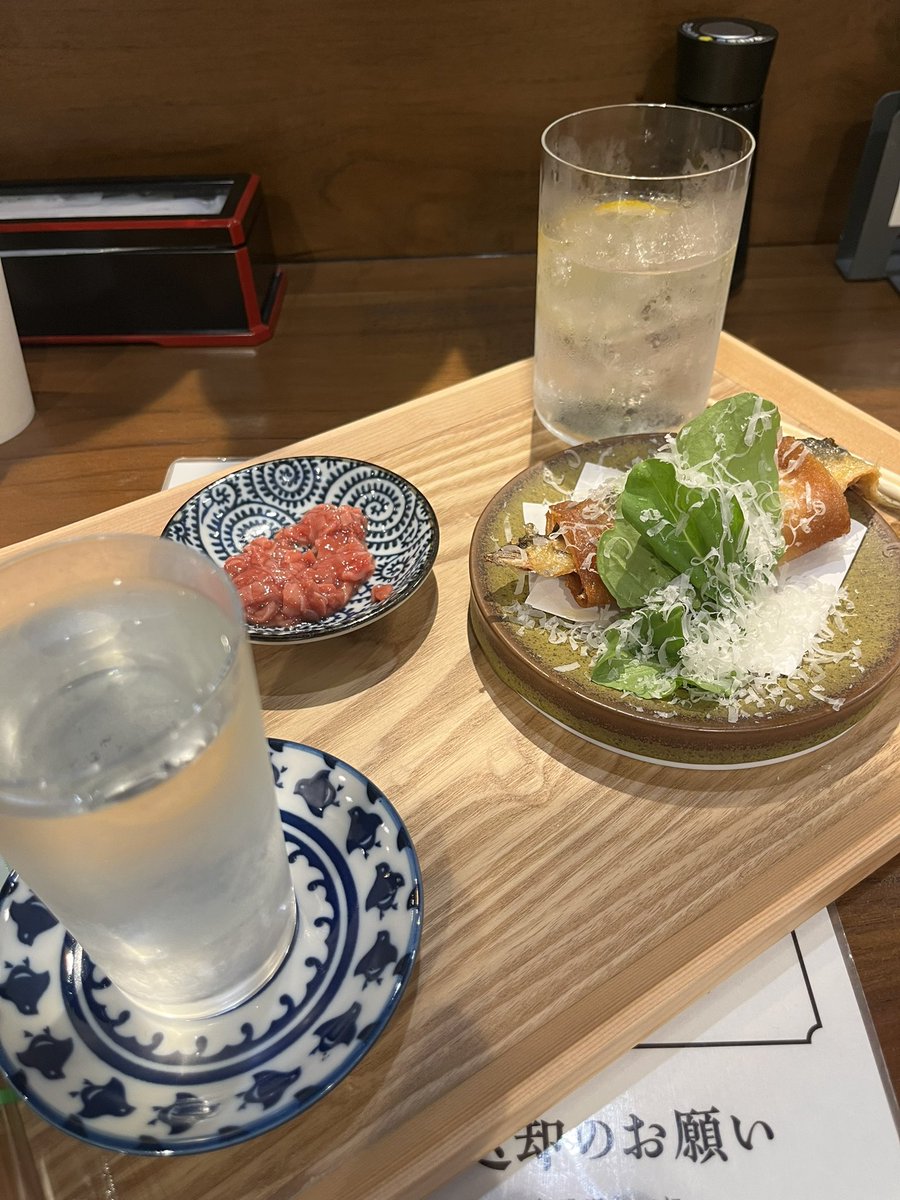 GoUnited55's tweet photo. ＃ぽんしゅ館角打ち
＃日本酒サワー
＃チェイサー
＃鮎の包み揚げ
日本酒サワーをチェイサーにして飲む日本酒。鮎の包み揚げ？
も美味しゅうございました https://t.co/wP7wZsu1U5