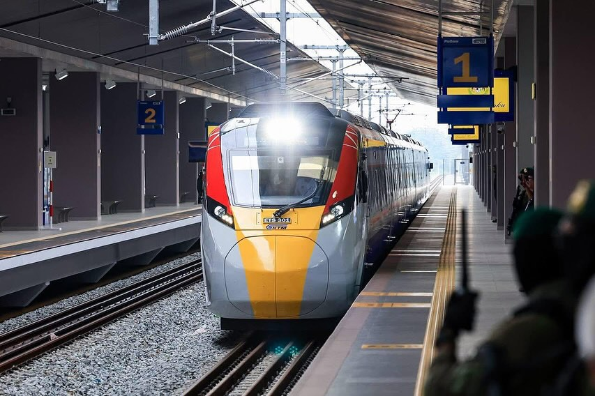 JOHOR SEMAKIN HAMPIR DENGAN RANGKAIAN ETS PENUH

Projek peluasan rangkaian perkhidmatan tren elektrik laju (ETS) kini berada pada landasan tepat (on track) apabila laluan Gemas–Kluang telah mula beroperasi secara rasmi 30 Ogos 2025.

Pelancaran bersejarah ini telah disempurnakan