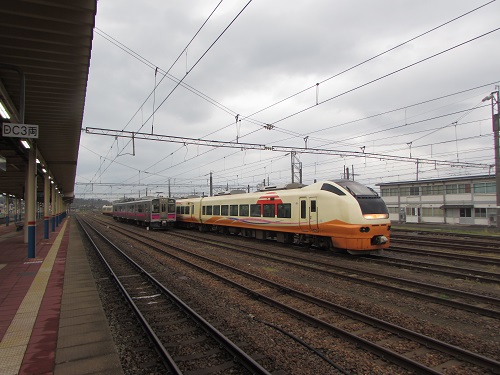 ダダッ広い構内で出発を待つ、普通列車と特急列車。　【2025年05月　山形県酒田市】
machiokoshi.jugem.jp/?eid=3807