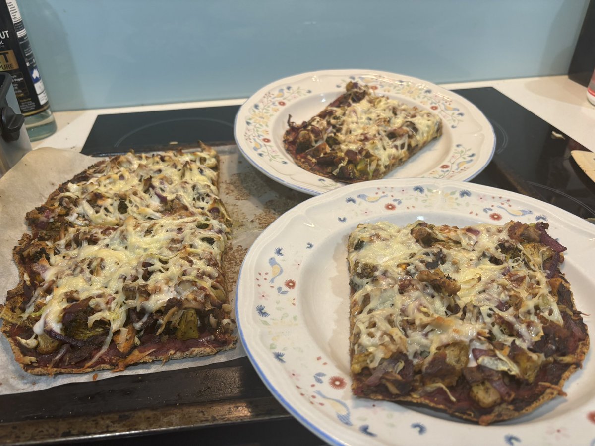 Homemade pizza tonight. I made it for my parents a couple of weeks ago and mum said it was the best pizza she’d ever had in her life 👏😀 love it! Healthy can be yummy!
 #lectinfree #glutenfree #paleo #lectinfreepizza #paleopizza #healthypizza #homemadepizza🍕