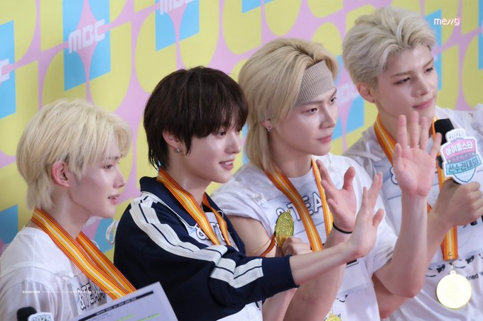 아니 리얼 금발흰티들 사이에 피어난 갈발네이비져지남ㅆㅂ 너무특별해