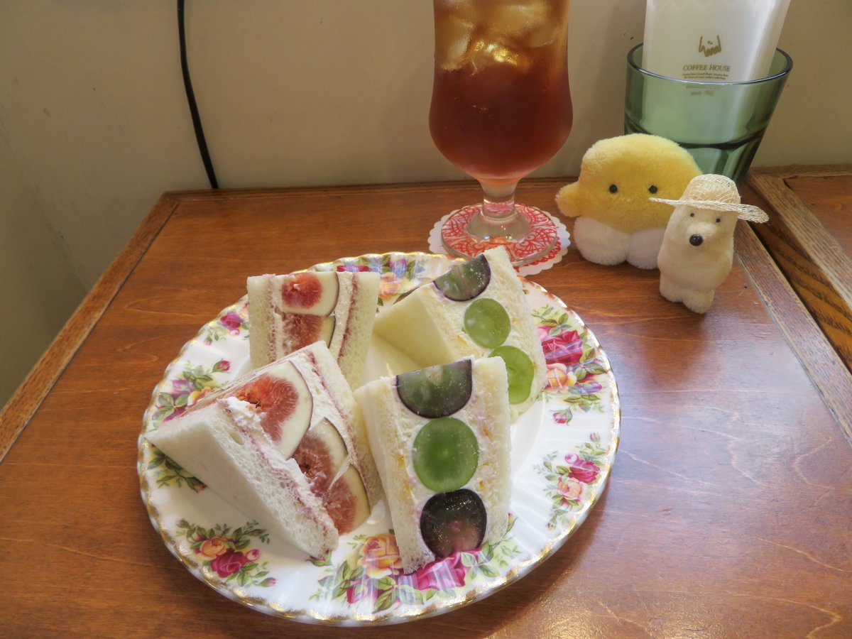 高円寺のぽえむの無花果とシャインマスカットとナガノパープルのフルーツサンドとアイスティーとレモンの赤ちゃんと豆粒くらいのぬいぐるみ
<a href="/simainusima/">カネヒラ　銀座蔦屋書店さん9/7まで</a>