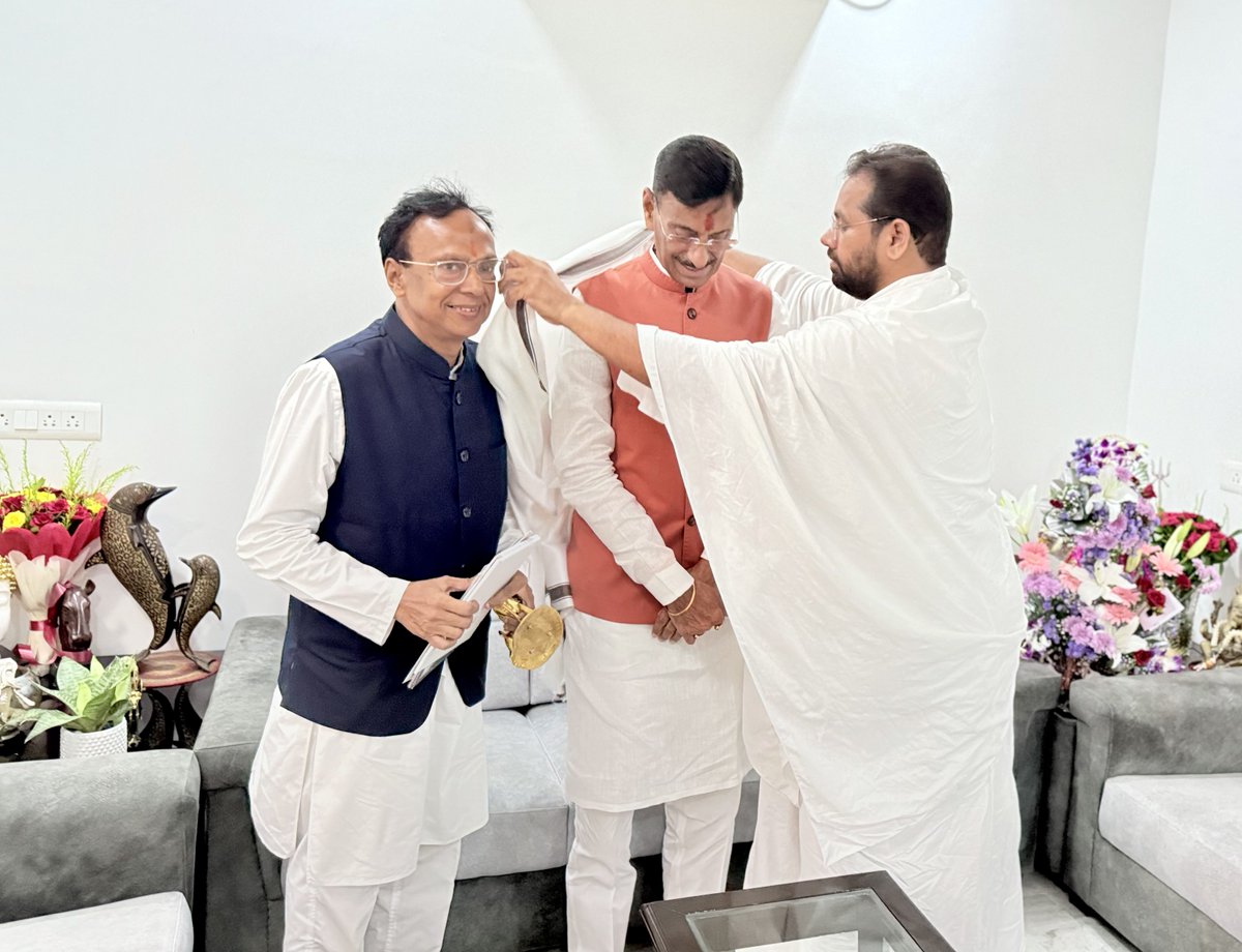 Dev_Brahmachari's tweet photo. आज झारखंड की राजधानी राँची में भारत सरकार के केन्द्रीय रक्षा राज्य मंत्री माननीय श्री संजय सेठ जी से सौहार्दपूर्ण शिष्टाचार भेंट की। इस अवसर पर राँची जैन समाज से श्री अजय जैन जी भी उपस्थित रहे। #Ranchi @SethSanjayMP #Jharkhand https://t.co/xgXAVLuw30