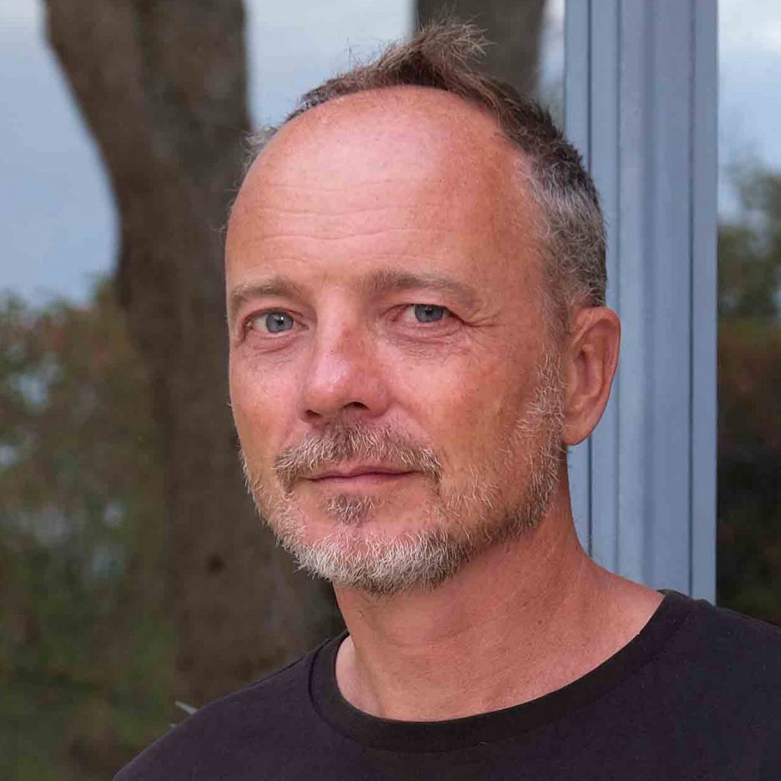 J’apprends avec une immense tristesse la disparition dimanche de Stéphane Bouquet, poète et scénariste d’une infinie délicatesse, emporté à 58 ans par l’un de ces cancers du poumon qui s’en prennent aux non-fumeurs. Chienne de mort.