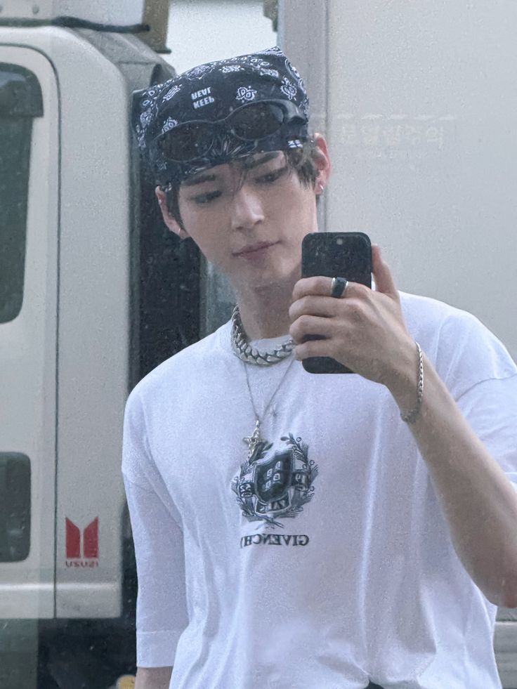 kilaubiru's tweet image. ㅤ
ㅤㅤ💜【 #WE4EVER 】

𝅘𝅥𝅯 Feelin’ super honored rn ’cause I got to be part of the collab track “Champagne Diet” on the #REMNANTS compilation album, it feels like poppin’ bottles of sound, sparkling with every beat! So, have you guys heard it yet? What’s your fav part?
ㅤ