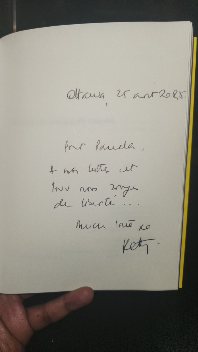Ndondeza amangetengete (@ikigatanyakazi) on Twitter photo Ma plus grande joie (sans faire de jaloux of course) au cours de mon voyage à Ottawa, était de revoir <a href="/kettynivyabandi/">Ketty Nivyabandi</a> après 10 ans, en plus le même jour qu'elle a reçu des exemplaires son recueil de poèmes sur le point de sortir, "Je suis un songe de liberté" ❤️
Je l'ai dévoré Ma plus grande joie (sans faire de jaloux of course) au cours de mon voyage à Ottawa, était de revoir <a href="/kettynivyabandi/">Ketty Nivyabandi</a> après 10 ans, en plus le même jour qu'elle a reçu des exemplaires son recueil de poèmes sur le point de sortir, "Je suis un songe de liberté" ❤️
Je l'ai dévoré