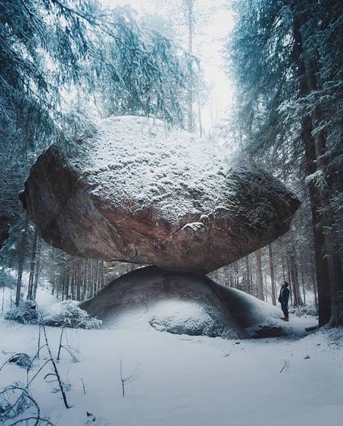 🚨 Finland’s wonder: Kummakivi

A giant glacial erratic left by retreating ice 12,000 years ago—still perfectly balanced today.

🪨 Nature’s balance, frozen in time.