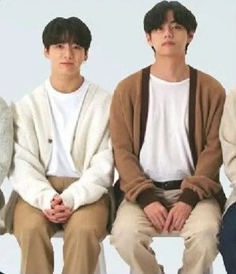 taekooknakha's tweet photo. My taekook 🐯🐰
jungkook looks so small tiny🥹🩷

Front                                            Back https://t.co/4pNgP67G8P