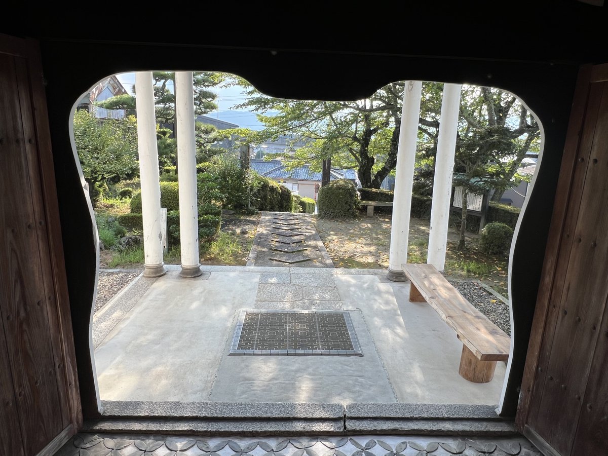 koian2023's tweet photo. 子供が帰省したときに、旧小田小学校を訪れました。(玄関の内側から見た景色。糸巻き模様のデザインです。)
柱は #エンタシス(#entasis)。
🇯🇵#iga (#ElementarySchool , built in 1881) https://t.co/YdvF2xgraP