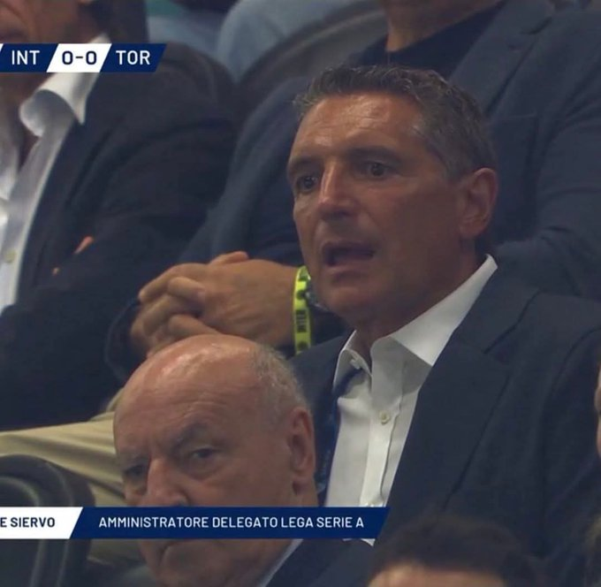 Il posto fisso a #SanSiro per mostrare rettitudine, equidistanza e imparzialità... ma il male del calcio è la pirateria, vero #DeSiervo?
Una casta che non ha più paura nemmeno di mostrarsi di parte.