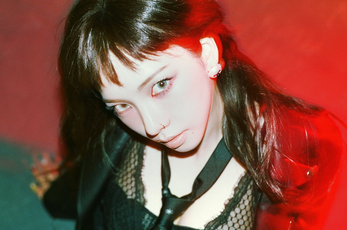 에스파, 락 밴드 됐다…드럼 스틱 잡은 카리나

그룹 에스파가 신곡 'Rich Man'을 통해 '쇠 맛' 밴드로 변신한다.

tenasia.co.kr/article/202508… (한국어)
tenasia.com/music/20250826… (ENG)

#aespa #エスパ (<a href="/aespa_official/">aespa</a>)
#RichMan #6thMiniAlbum
#TeaserImages