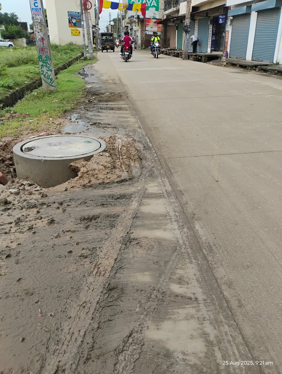 vssaini_s's tweet photo. I am writing to bring to your attention serious issue concerning a manhole located on Babyal Mahesh nagar road nr HDFcBank ward no 6 , which has been constructed 7 inches above the surface level of the road. This raised manhole is creating significant inconvenience for the public https://t.co/PaBnwMLTkP
