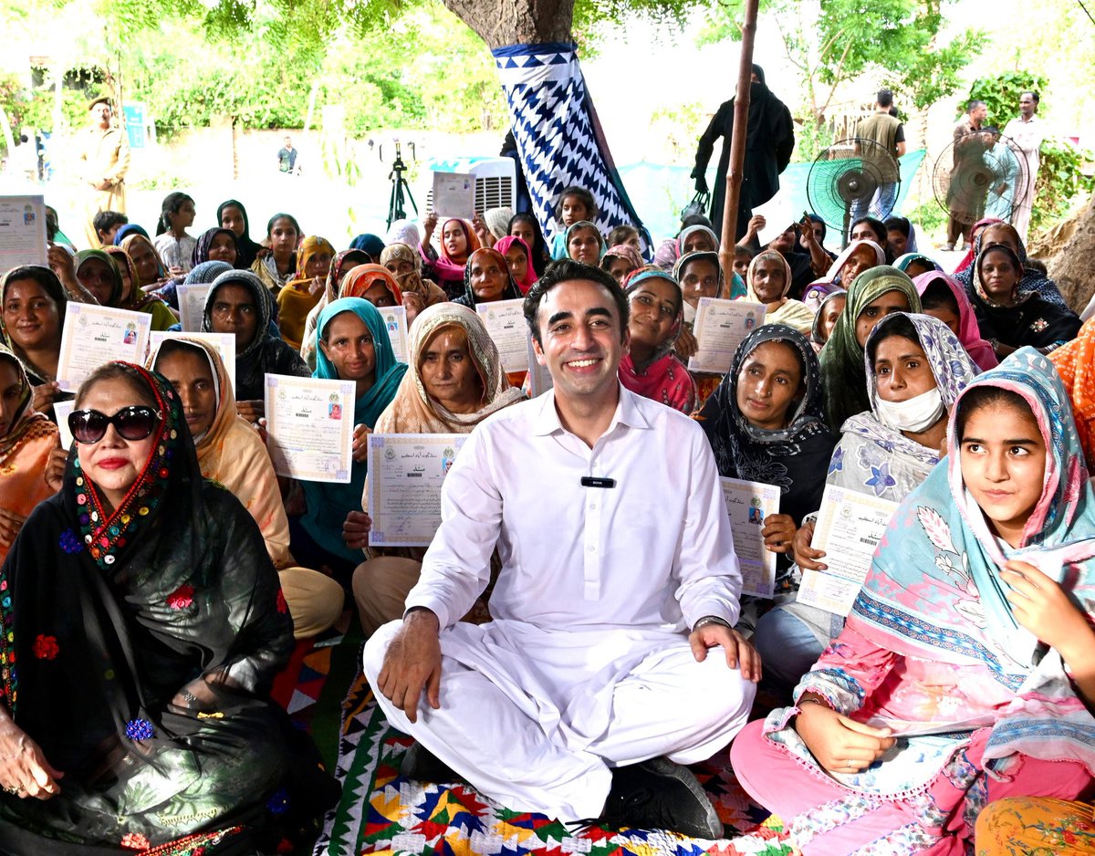 سندھ دھرتی کے عوام کے لیے اپنی چھت اپنا گھر ایک بہترین پروگرام ہے لوگوں میں خوشیاں بانٹیں ڈھیروں دعائیں سمیٹیں ماشاءاللہ بلاول بھٹو زرداری کے چہرے پر جو خوشیاں نظر آرہی ہیں ایک وعدہ جو روٹی کپڑا اور مکان کا تھا اس پر عملدرآمد کی خوشیاں ہیں پروردگار اس نوجوان کو کامیابیوں سے نوازے