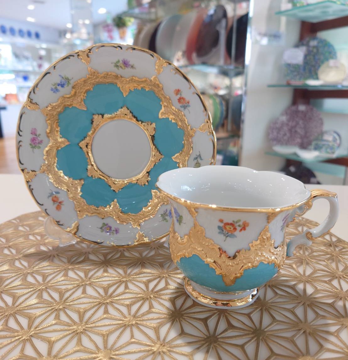 マイセン🇩🇪【宮廷の小花】

マイセンの宮廷の小花シリーズから今年ターコイズが
新入荷いたしました。

とっても華やかでうっとりしてしまいます😌