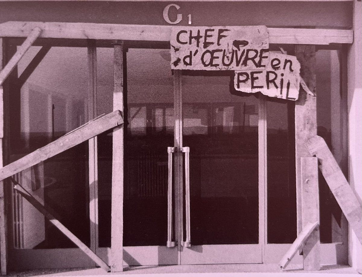 📸 Photo du jour

1968 : À Marcoule, des employés du CEA tentent de sauver le réacteur nucléaire G1 (modéré au graphite et refroidi à l’air), qui avait produit le plutonium des premières bombes atomiques françaises. 

🧵⬇️

1/