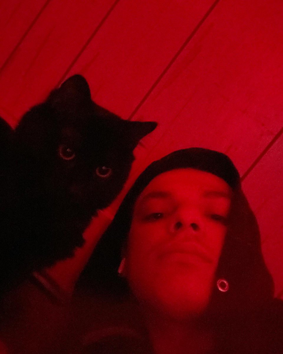 robasiq's tweet image. gonna miss you my boy, thank you for being my only friend when things were tough, rip creeper 🖤😪