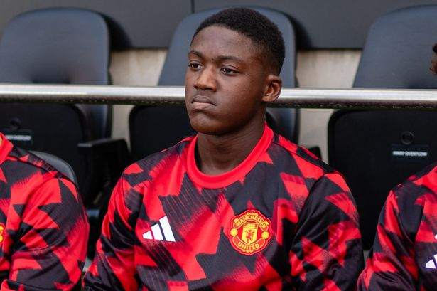 StretfordPaddck's tweet photo. 🗣️ "Kobbie Mainoo is open to leaving Manchester United. Head coach Ruben Amorim seems to prefer other midfielders - The issue is where Mainoo goes, as there do not appear to be many options ahead of this market closing." #MUFC 

[@David_Ornstein | @TheAthleticFC] https://t.co/PEvLehWZqh