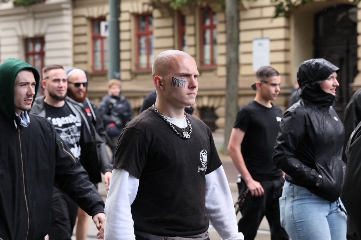 Etwa 350 Neonazis folgten dem Aufruf der JN gegen den CSD in #Magdeburg. Gruppen wie »Der Störtrupp«, »Deutsche Jugend Voran« und »Racial Power Germany« schlossen sich an. Als Liedermacher »Phil von Flak« auftrat waren schon 2/3 Neonazis weg. #MD2308

pixelarchiv.org/event/2025.08.…