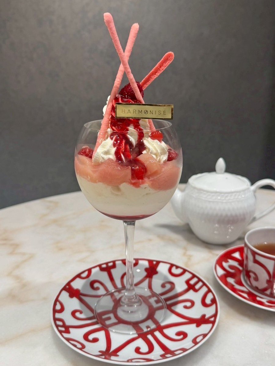 HARMONISE2023's tweet image. 【🍑8/25～ 桃のパフェスタート🍑】

アルモニゼの新作スイーツ、桃のパフェがスタートしました。

マスカルポーネやバニラクリーム、桃のコンポートにラズベリーソースを重ね、華やかに仕上げました。

旬の桃の瑞々しさと、爽やかな甘酸っぱさをお楽しみください。

 #桃パフェ  #アルモニゼ…