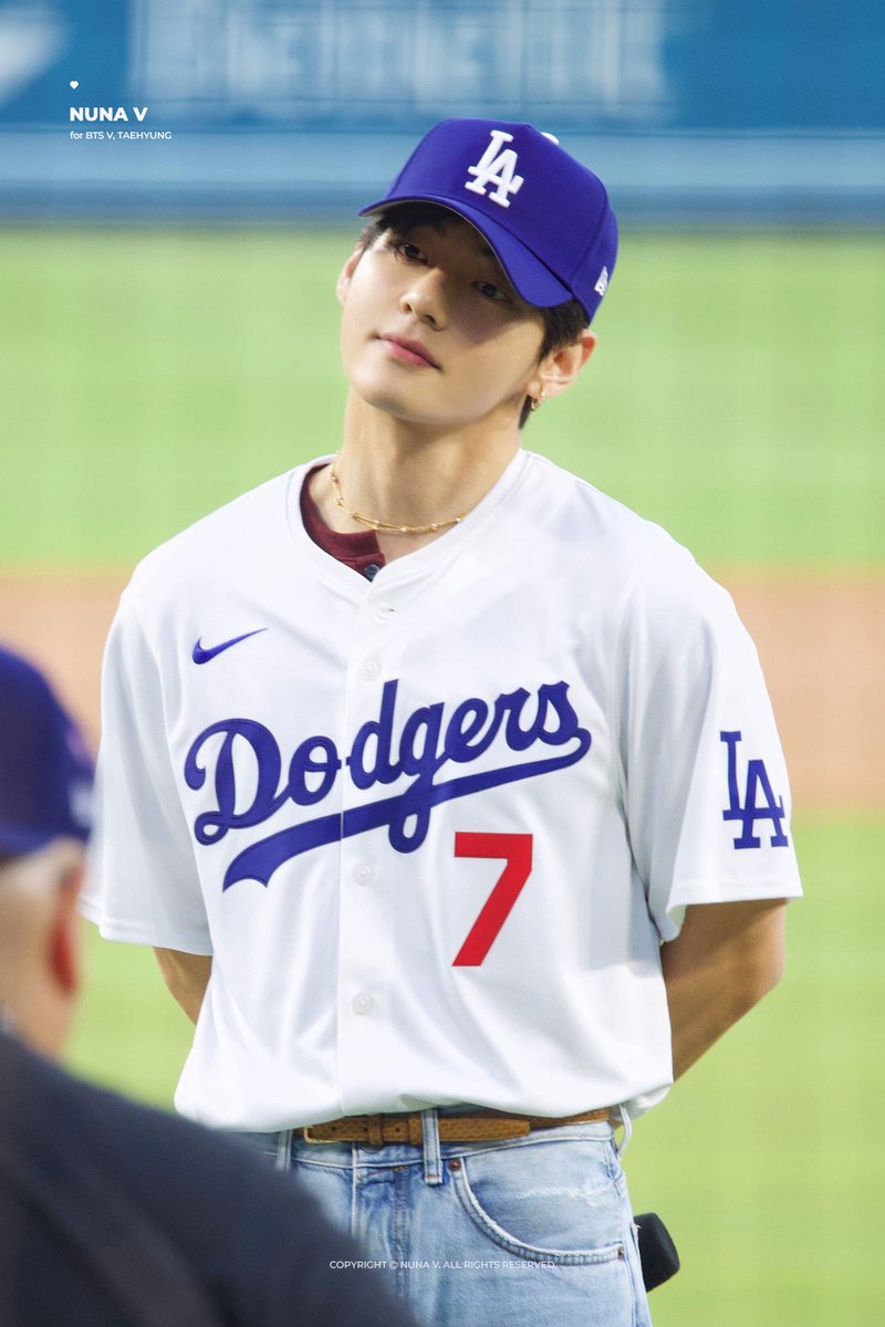 몰래 응원 온 여자친구 보고 뒷짐 짐.
ㄴ 문제는 옆자리 남팬이랑 어깨동무 하고 있어서 심기불편쓰