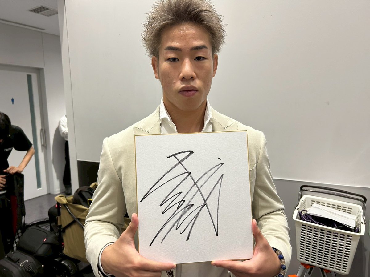 fight_and_life's tweet photo. #プレゼント  Fight&amp;Life vol.110 発売記念

9・28フライ級GPで元谷友貴と対戦！
神龍誠 選手のサイン色紙 1名様

01）@fight_and_lifeをフォロー
02）このツイートをリツイート＆いいね 
応募期間：9月4日(木）23:59まで

雑誌のご予約はhttps://t.co/DwS6Lo30Ep https://t.co/Gz5JU6TKQa