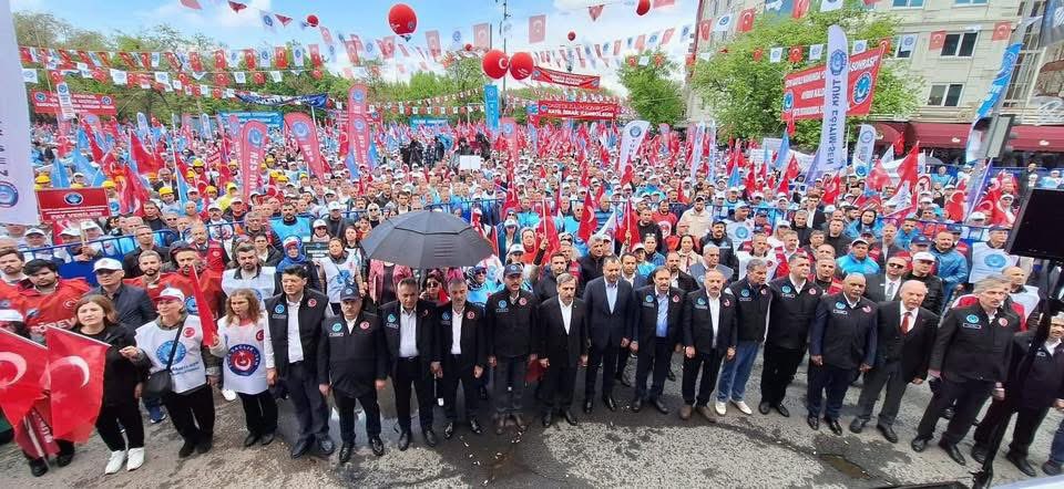 yucelkazancoglu's tweet photo. Sosyal medyada Türkiye Kamu-Sen’e saldıran Sanal dünyanın köşelerinde pusmuş kifayetsiz muhterisler tiplere bakıyorum…

1️⃣ Çoğu takma isimlerin, sahte kimliklerin arkasına gizlenmiş korkaklar.
2️⃣ Profil resimleri; yüzünü saklayan, kişiliğini gizleyen, türlü figürlerden ibaret maskeler.
3️⃣ Bir kısmı; teşkilatımızdan kovulmuş, şahsi ikbal hayalleri suya düşmüş, her güç odağının peşinde sürüklenen zavallılar. Hürriyetçi geçinirler ama aslında özgürlükten değil, esaretten beslenirler. Beyinleri sulanmış, iradeleri bağımlılıklara esir olmuş acizlerdir.
4️⃣ Bir kısmı; yurt dışına kaçmış, memuriyet hakkını ihanetiyle kaybetmiş, devletine sırt çevirmiş, bugün de klavye başında fitne kusan firari hainlerdir.
5️⃣ Bir kısmı; Kamu-Sen ile bağı kalmamış, başka sendikaların köksüz, omurgasız mensuplarıdır.
6️⃣ Kalanı ise memur ya da işçi bile olmayan, hizmet alımıyla kiralanmış, üç kuruşa satılmış sanal trollerdir.

Şimdi soruyorum:
Bu zavallı güruh mu Türkiye Kamu-Sen’e istikamet verecek?
Bu köksüz, şahsiyetsiz kalabalık mı teşkilatımızın yolunu çizecek?

Cevabı, aziz teşkilat mensuplarımıza bırakıyorum.

Bunların dışında samimiyetle eleştiri yapan, hakaret etmeden fikrini ortaya koyan herkese sözümüz açıktır:
“Saygı duyuyoruz ve kendimizi daha iyi anlatma gayreti içinde olacağımızı beyan ediyoruz.

Ama bilinsin ki; kirli hesapların, sahte yüzlerin, ihanetle lekelenmiş dillerin bize söyleyecek tek bir sözü yoktur.
Onlar saldırdıkça biz güçleniyoruz!
Onlar iftira ettikçe biz kenetleniyoruz!
Onlar karardıkça biz aydınlanıyoruz!

Yaşasın Türkiye Kamu-Sen!
Yaşasın haklı davamız!
Kahrolsun ihanet, yaşasın millet!