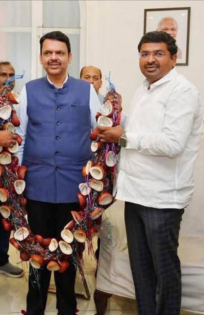 फॉरच्यूनर लिजेंडर गाडी आपल्याला समाजाने दिली आहे असा जो लक्ष्मण हाके दावा करतात, ती MH26CP0345 या नंबरची गाडी फोटोतील नांदेड भाजप पदाधिकारी चंद्रसेन(चंद्रशेखर) सुरनर यांच्या नावावर रजिस्टर आहे. काल गेवराईतही हाके याच गाडीत गेले होते. फडणवीसांनी तेढ वाढवण्याचे उद्योग थांबवावेत.