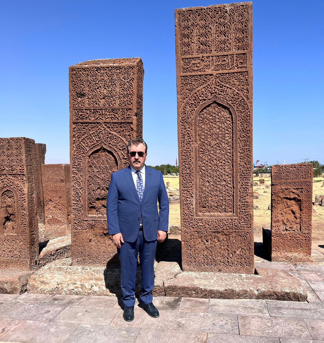 Maziden âtiye uzanan
şanlı yürüşümüzün bin yıllık kutlu ve mübarek sembolü, Sultan Alparslan’ın 
emaneti Kubbet-ül İslâm Ahlat dayız.

Malazgirt Zaferimizin 954. yıl dönümünde tüm şehitlerimizi ve gazilerimizi rahmetle, şükranla yad ediyorum.