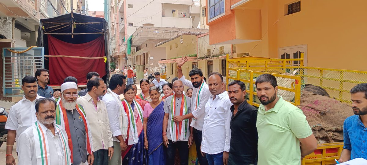 CNReddy_INC's tweet photo. జూబ్లీహిల్స్ నియోజకవర్గం వెంగల్ రావ్ నగర్ డివిజన్ జవహర్ నగర్ లో చైర్మన్ జంగా రాఘవ గారితో మరియు వెంగల్ రావ్ డివిజన్ నగర్ కాంగ్రెస్ నాయకులతో కలిసి పర్యటించి ప్రజల సమస్య లను తెలుసుకొని ప్రభుత్వ దృష్టికి తీసుకెళ్లి పరిష్కరిస్తామని హామీ ఇవ్వడం జరిగింది.
.
.
#basthibata #VengalRaoNagar #JubileeHillsConstituency #TelanganaCongress #cmrevanthreddy #cnreddy_corporator