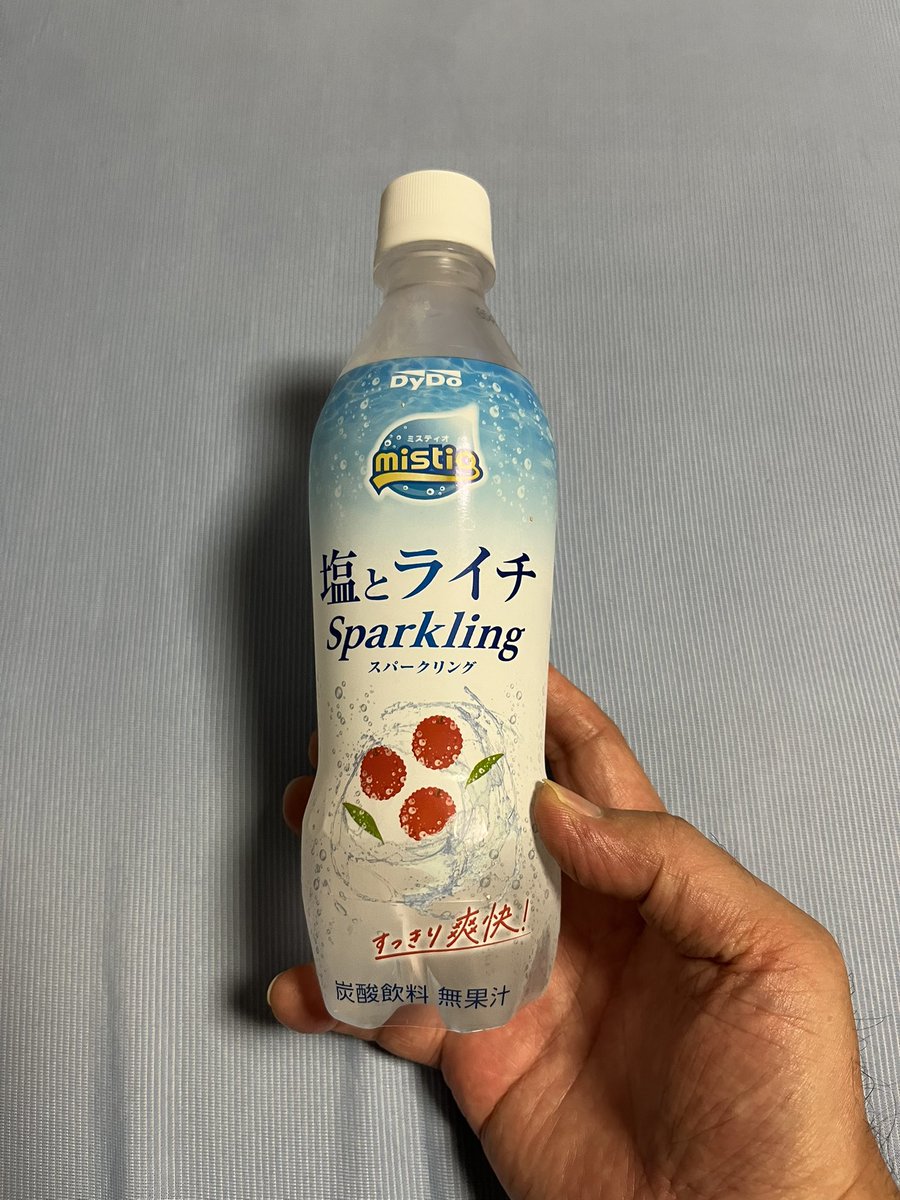 お久しぶりです！暑い日が続いてますが皆様体調崩さないように注意して下さい⚠️体調崩している方は早く良くなりますように🙇今日のおやつは、桃🍑のシュークリームとライチの炭酸飲料🥤共に美味しく頂きました。ご馳走様😋