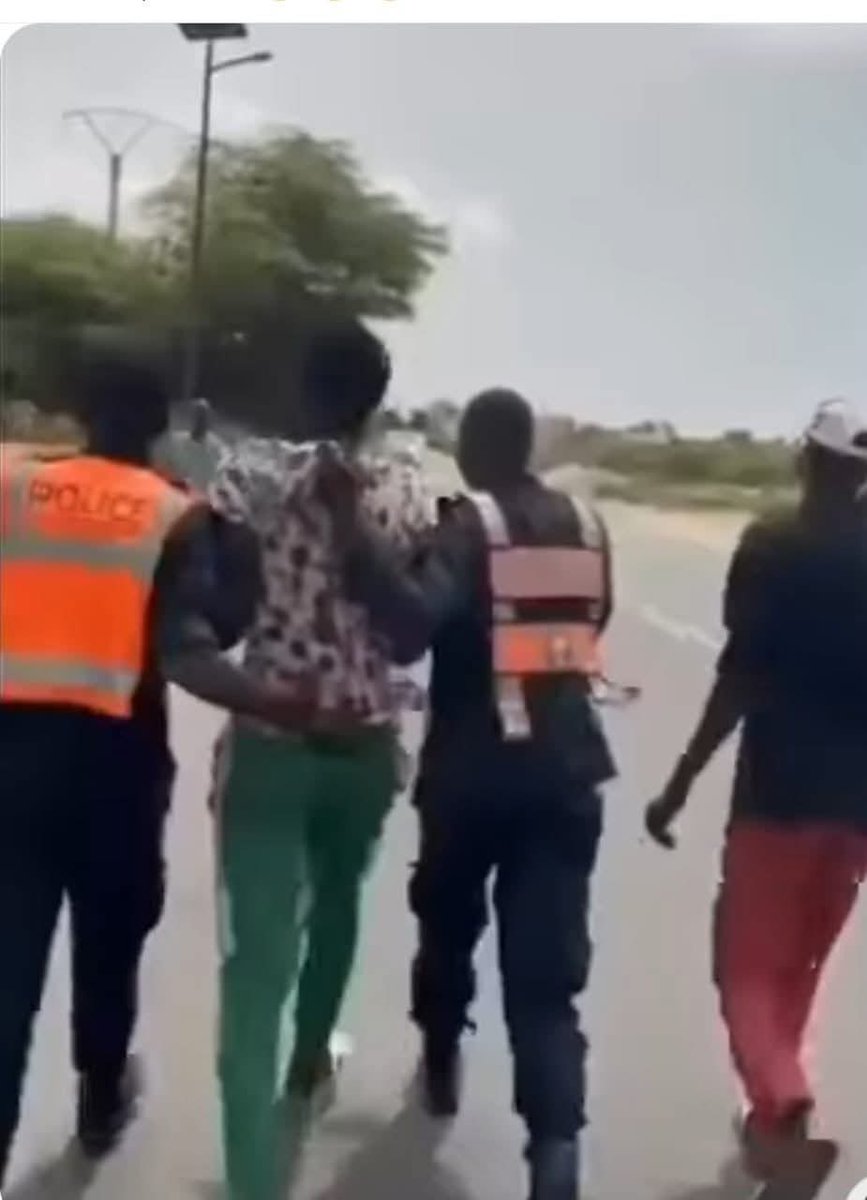 📌VOL D'UNE AMBULANCE SUIVI D'UNE COURSE-POURSUITE
Révélations sur l'arrestation spectaculaire de Sangoné Diagne

📌«Abandonné» par son bus, le mis en cause soutient qu'il voulait une voiture pour rentrer à Joal. 

#liberation 🗞️