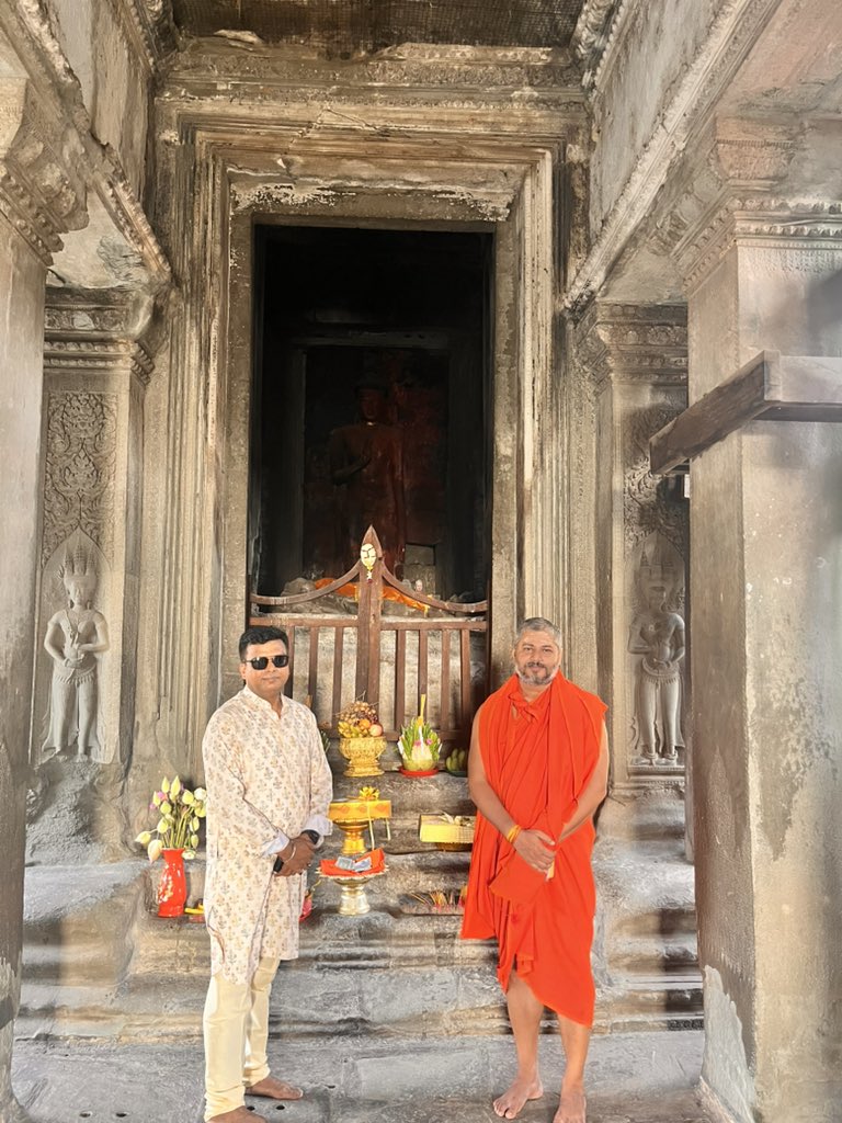 “ॐ नमो भगवते वासुदेवाय नमः ।
ओंकारं बिन्दु संयुक्तं नित्यं ध्यायन्ति योगिनः ।
कामदं मोक्षदं चैव ओंकाराय नमो नमः ॥”

आज कंबोडिया के पवित्र ओंकारवाट विष्णु मंदिर की यात्रा मेरे जीवन का अविस्मरणीय अनुभव रहा। यह दिव्य आयोजन पंचम धाम न्यास के सौजन्य से सम्पन्न हुआ। इस यात्रा में