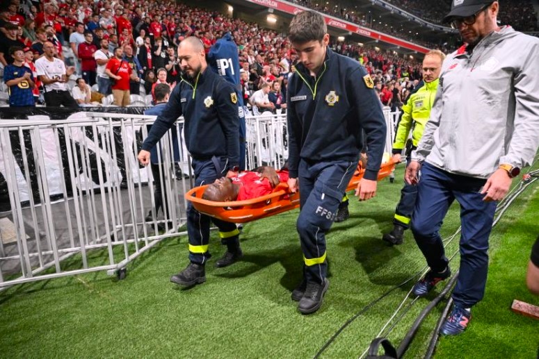 🆕  Selon le journal <a href="/lequipe/">L'Équipe</a>,  après examens médicaux, NGAL'AYEL MUKAU souffre d’une entorse de gravité moindre à la cheville gauche. Plus de peur que de mal !

📸 <a href="/lequipe/">L'Équipe</a>

#Losc #Lille