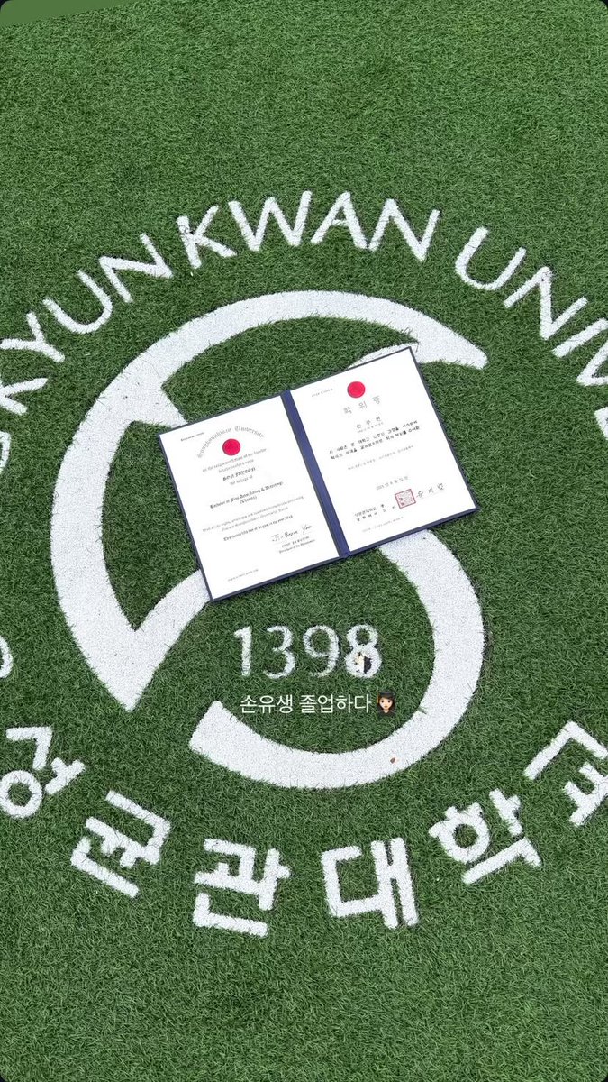 WJBUNNY_twt's tweet photo. SON JUYEON GRADUATED!! Congratulations!! https://t.co/qJkR9mHDYz