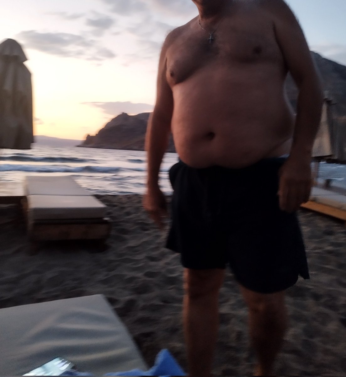 Μάκης χθες στο Ταίναρο:
"Τράβα με τώρα που ρουφάω".
Τράβηξα, (αλλά άργησα λίγο).
🤣🤣🤣