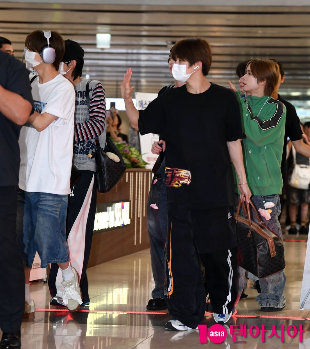 투어스, 공항에서 팬들과 팬미팅중

tenasia.com/music/20250826… (📸)

그룹 투어스가 26일 해외 일정을 마치고 김포국제공항을 통해 입국하고 있다.

#TWS #トゥアス #AirportArrival #入国 #GimpoInternationalAirport #Airport #空港 #Idol #アイドル #Kpop