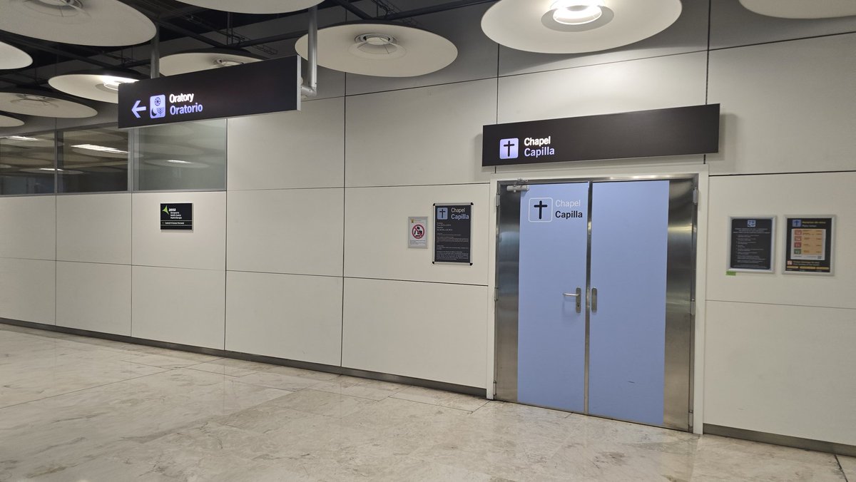 Aeropuerto de Barajas. Una capilla cristiana, y un oratorio para el resto de religiones. Eso lo dice todo.