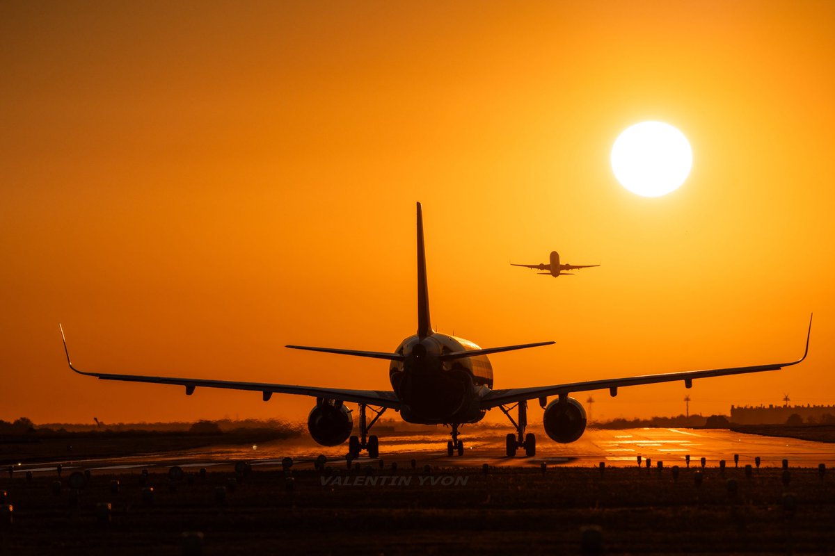 Deux fois par an, le #soleil se lève dans l’axe de la piste 07 de l’aéroport de #Paris #Orly 🛫

Moyennant les bonnes conditions et une motivation matinale, l’instant est graphique 🤩

#aviationphotography #avgeeks #aviation #sunrise #ORY