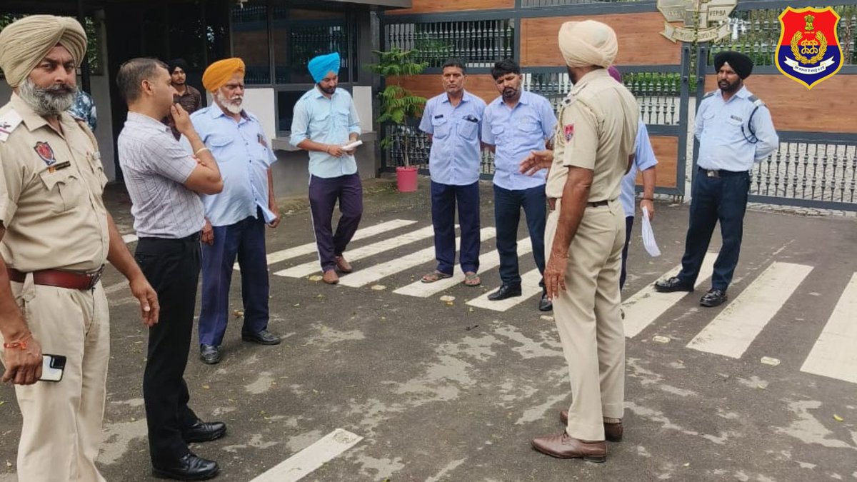 sasnagarpolice's tweet photo. Traffic Police of SAS Nagar conducted a seminar with bus drivers and female attendants at Doon International School, Mohali, where they were taught 'Safe School Vehicles' about the scheme,(1/2)
#PPRoadSafety https://t.co/hPtzBhkJlE