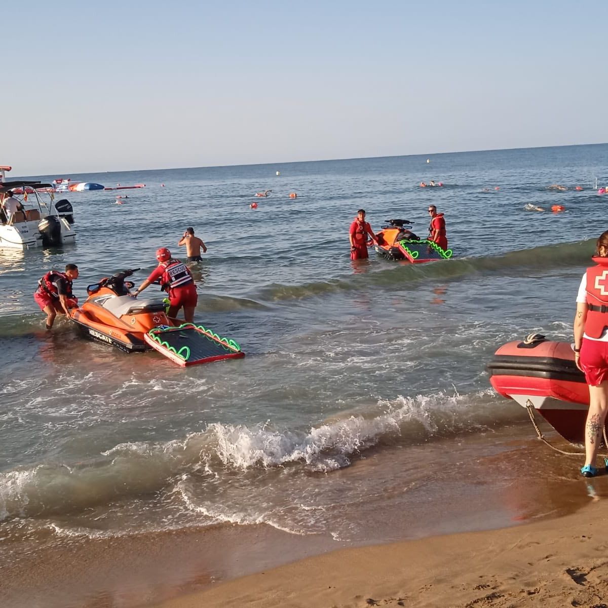 CruzRojaAlmeria's tweet photo. Seguridad en la playa. Nuestro #voluntariado de #Socorros y #Emergencias está allí donde se nos necesita, en este caso estuvo presente en la X Travesía de la Isla en San Juan de los Terreros, brindando cobertura sanitaria y de salvamento. https://t.co/FNrfdhMz0T